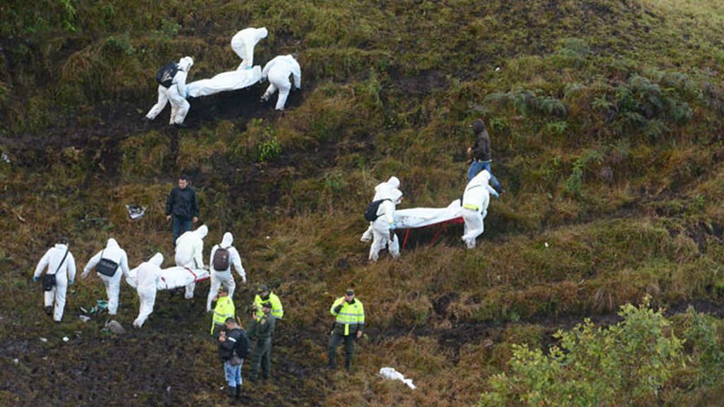 Equipos de rescate transportan los cuerpos de las víctimas del accidente aéreo en Colombia