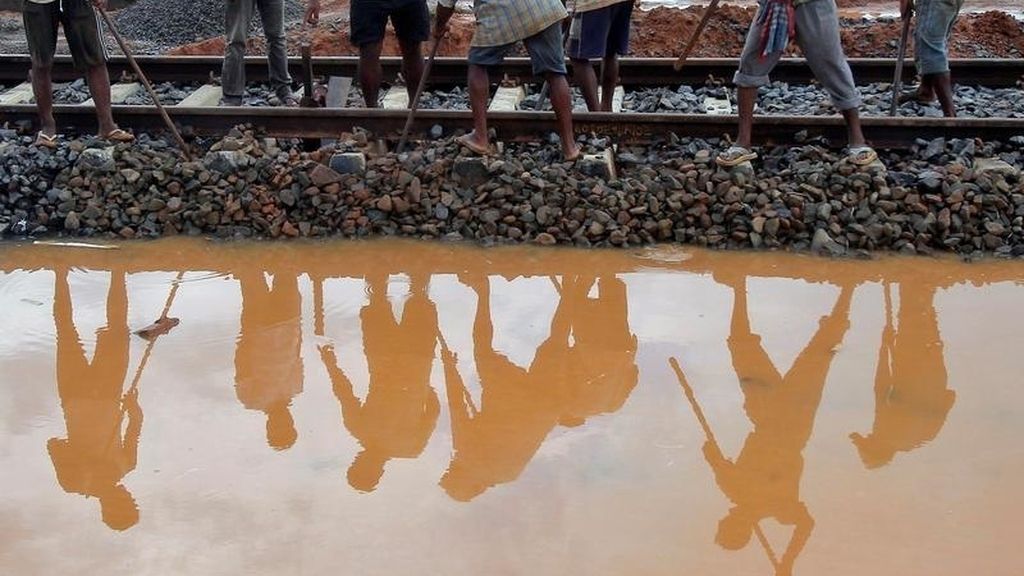 Trabajadores en el charco