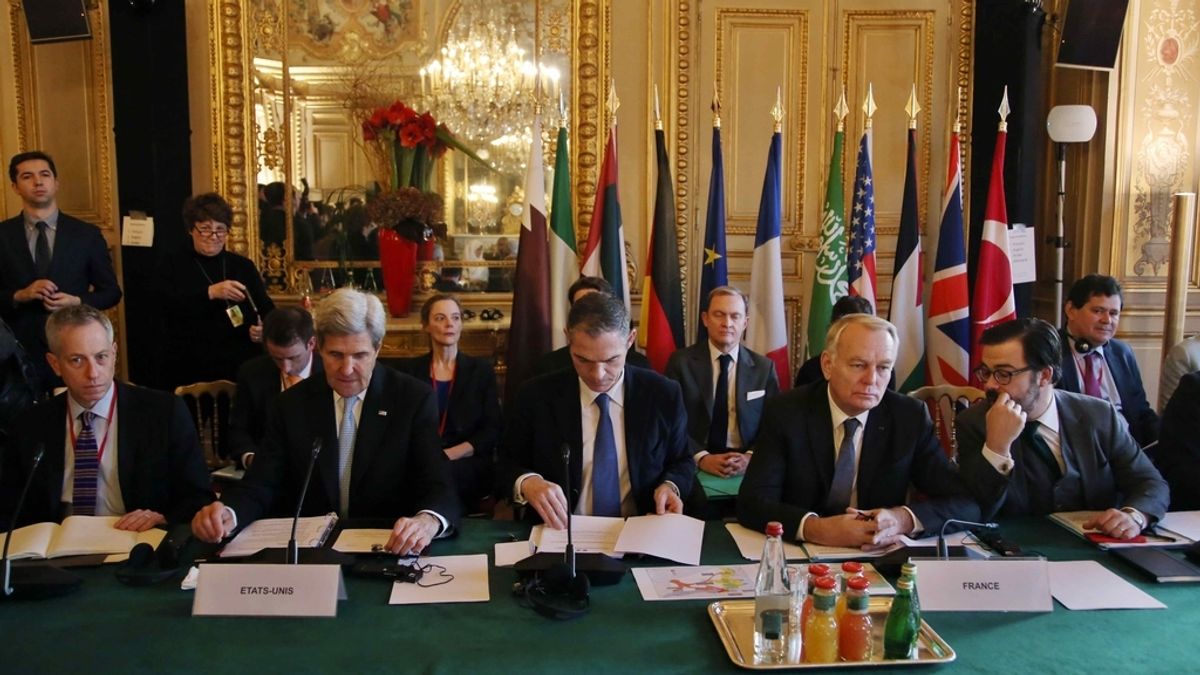 El Secretario de Estado de los Estados Unidos, John Kerry, y el Ministro de Relaciones Exteriores de Francia, Jean Marc Ayrault, en una reunión sobre Siria en París