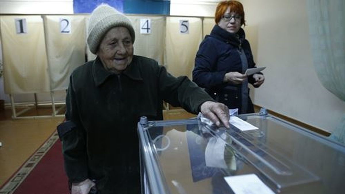 Los habitantes de Crimea votan en el referéndum si se anexionan a Rusia