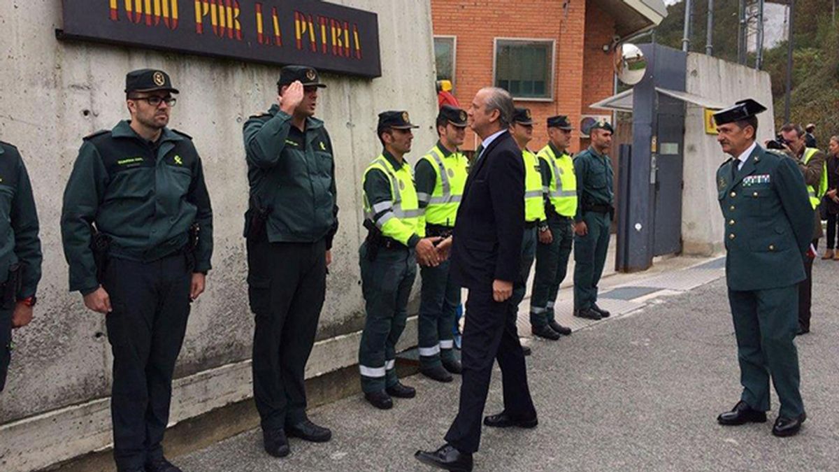 El Director General de la Guardia Civil visita la Casa Cuartel de Alsasua (Navarra)