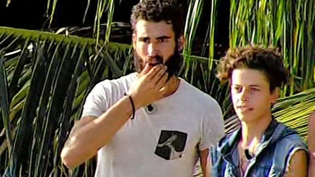 Rubén no puede separarse de su novia Laura