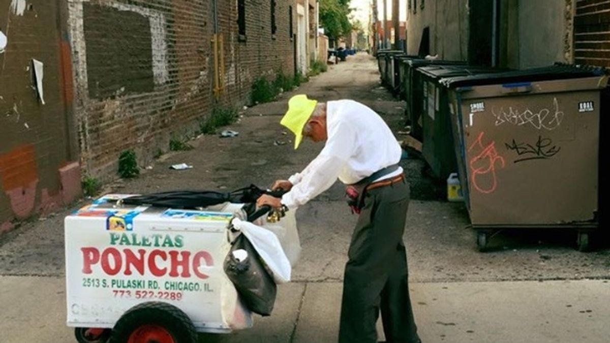 Recaudan dinero para que un anciano de 90 años deje de vender helados