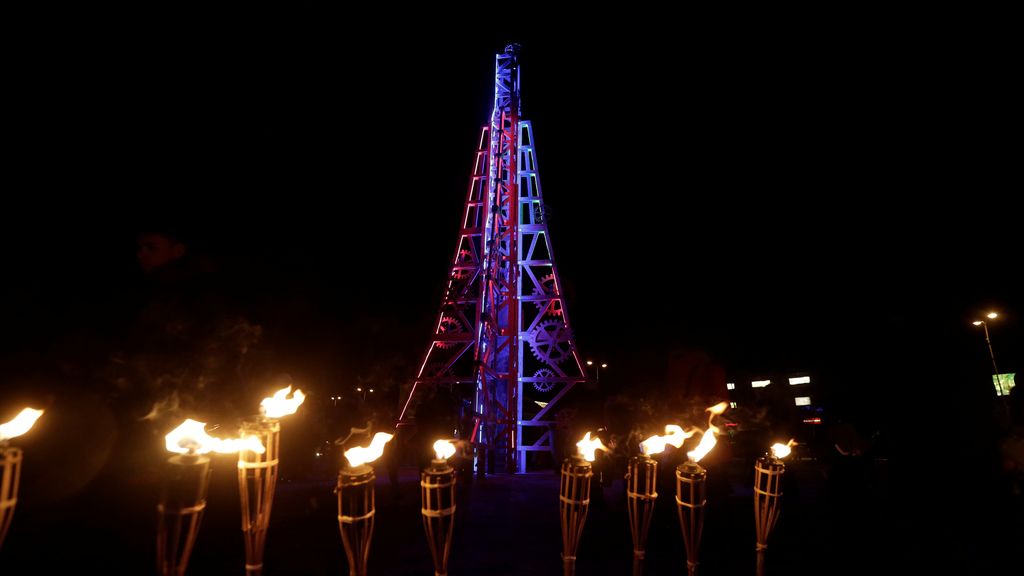 La decoración navideña centra la atención de los viandantes en las calles