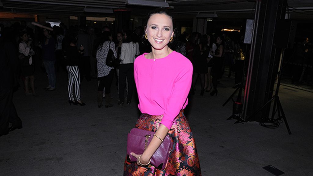 Mayte de la Iglesia con top de Hoss Intropia, falda de Mónica Cordera y bolso de Liujo