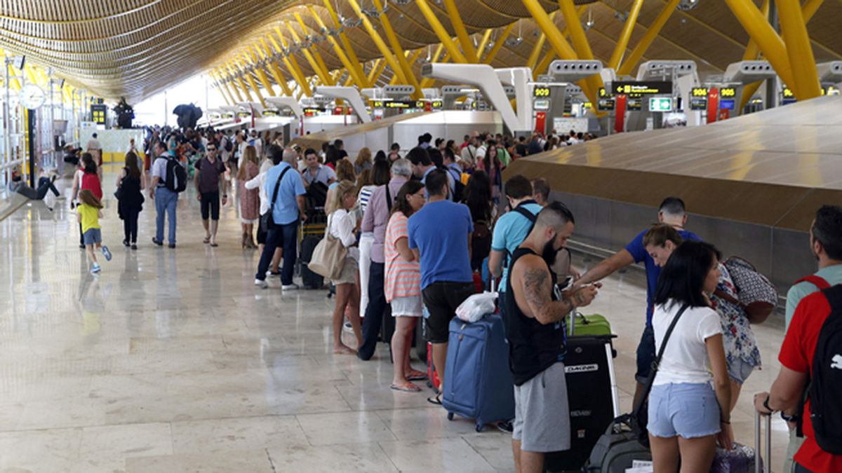 Viajeros en la zona de salidas de la T4, en el aeropuerto Adolfo Suárez Madrid-Barajas