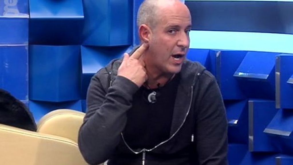 Víctor Sandoval escucha