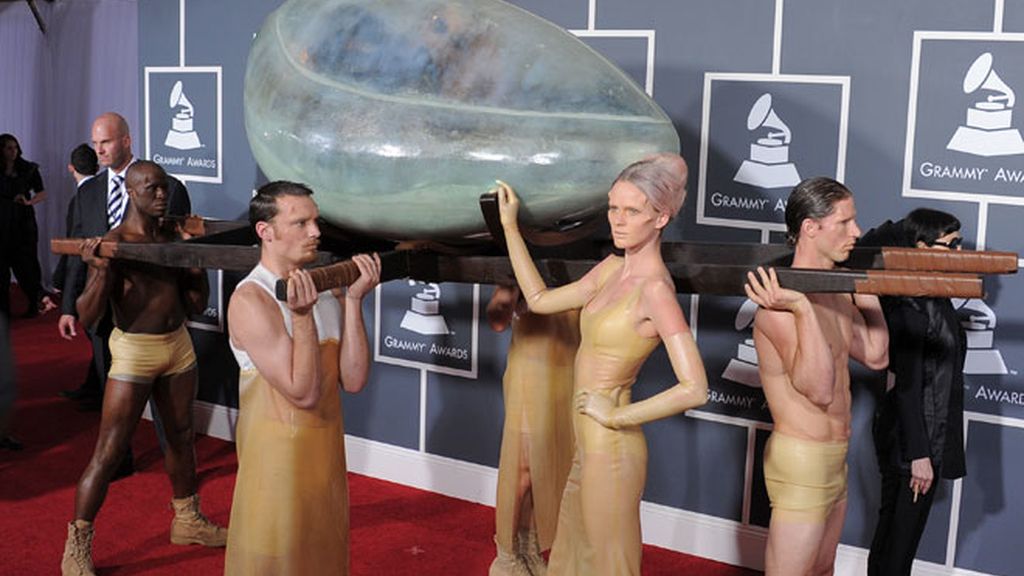 Lady Gaga aparece en los Grammy dentro de un huevo gigante