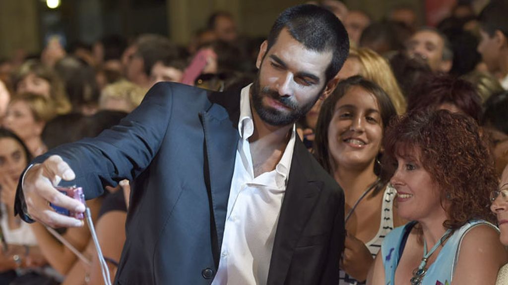 Rubén Cortada, guapísimo, no dudó en fotografiarse con sus fans