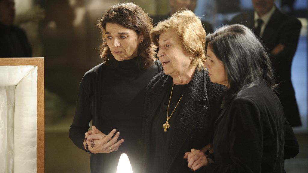 La mujer de Tony Leblanc, Isabel Páez, llora su muerte en la capilla ardiente