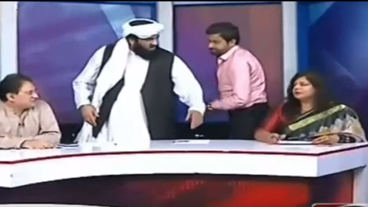 El senador pakistaní, Hafiz Hamdullah, agrede verbalmente a una periodista en televisión