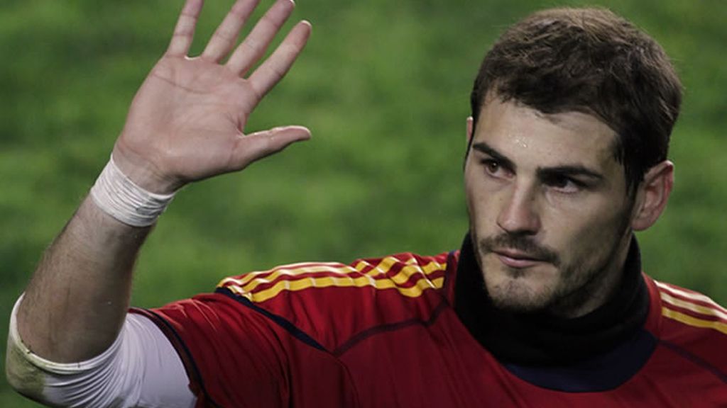 Casillas recibe el galardón que le acredita como mejor portero del año, gracias al gran mundial realizado en sudáfrica