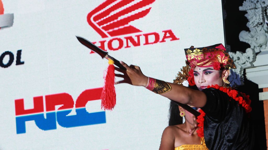 Márquez y Pedrosa presentan su nueva moto para 2015