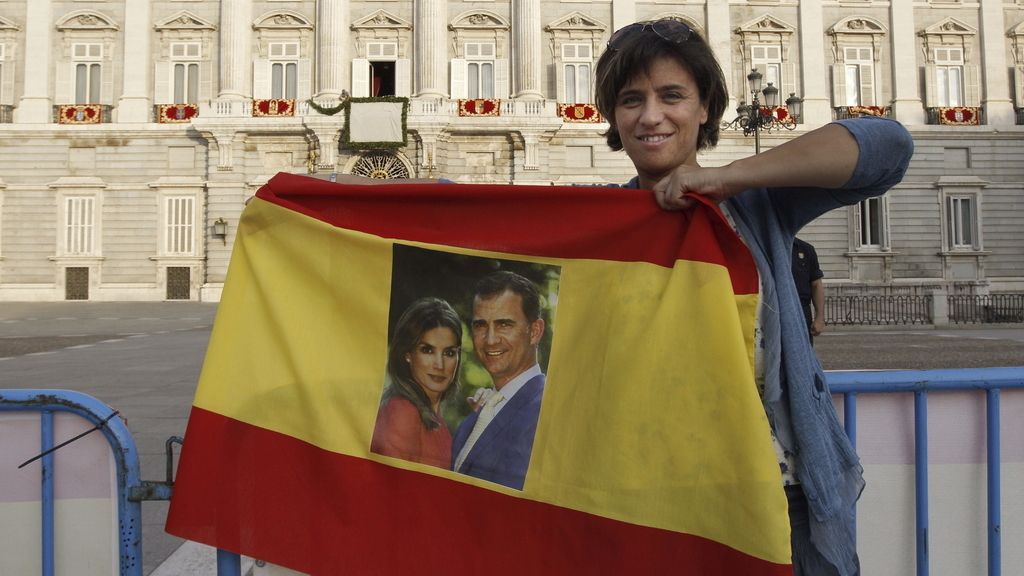 Cientos de personas saludan a los nuevos reyes