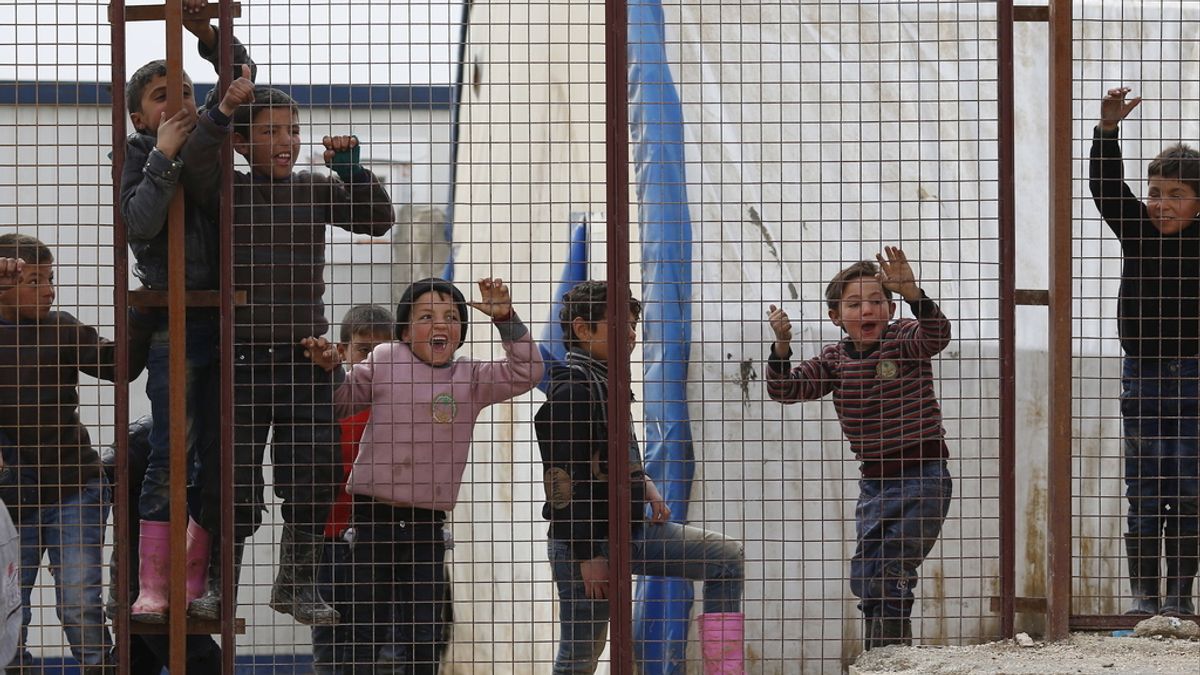 Niños sirios juegan en un campo de refugiados