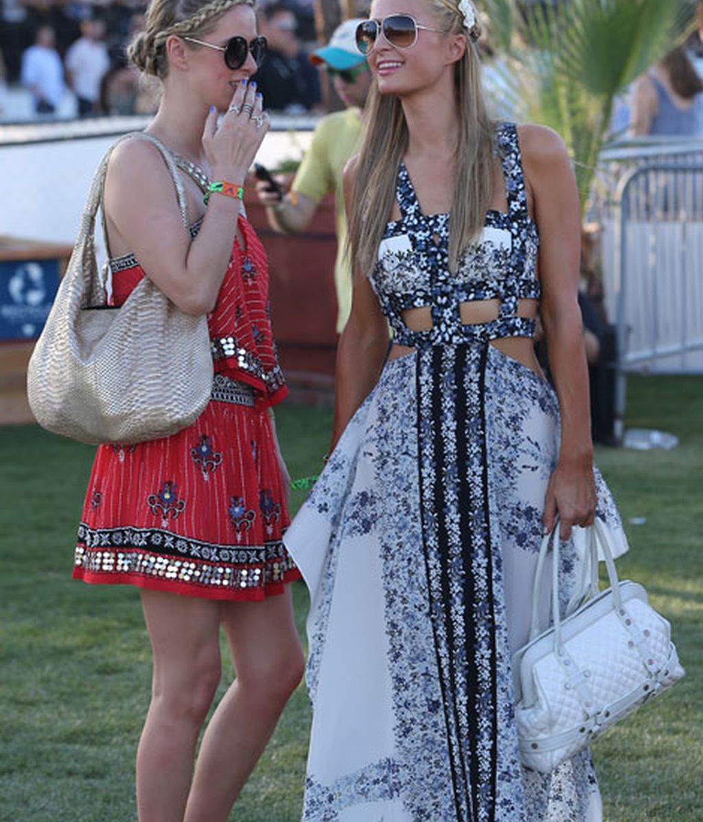 Las hermanas Paris y Nicky Hilton con vestidos floreados