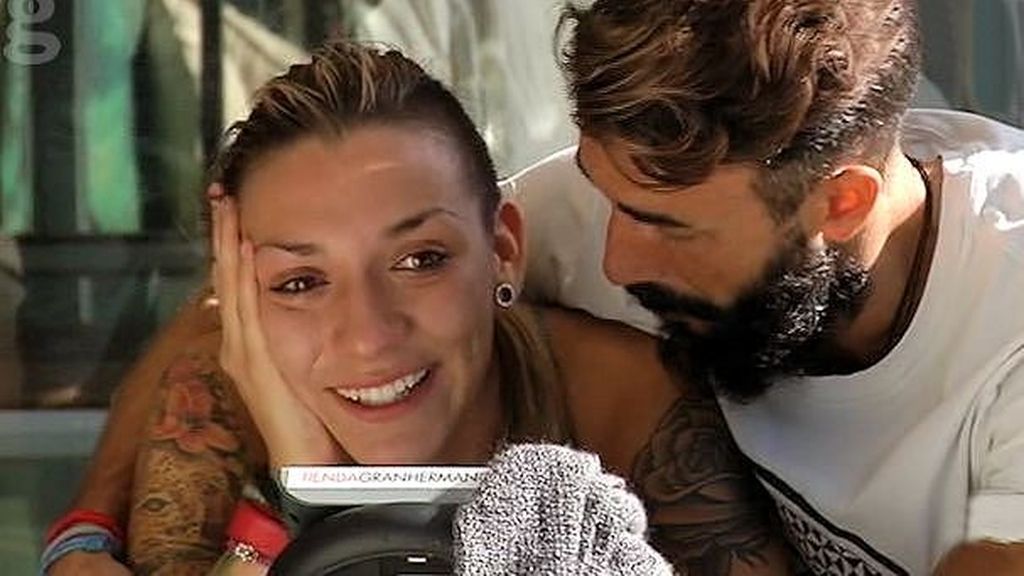 Juanma consuela a Paula