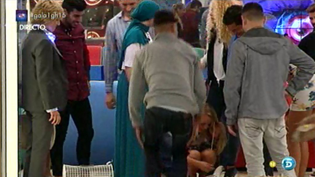 Mercedes entra acompañada de la gallina Falacia