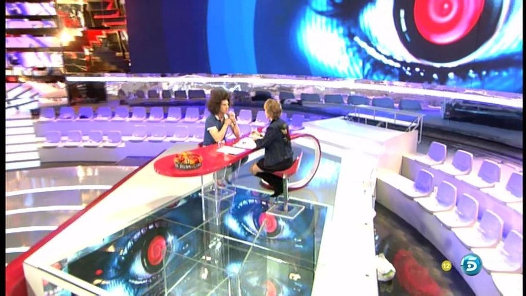 La presentadora desaloja el plató para quedarse sola con el 'pelocho'