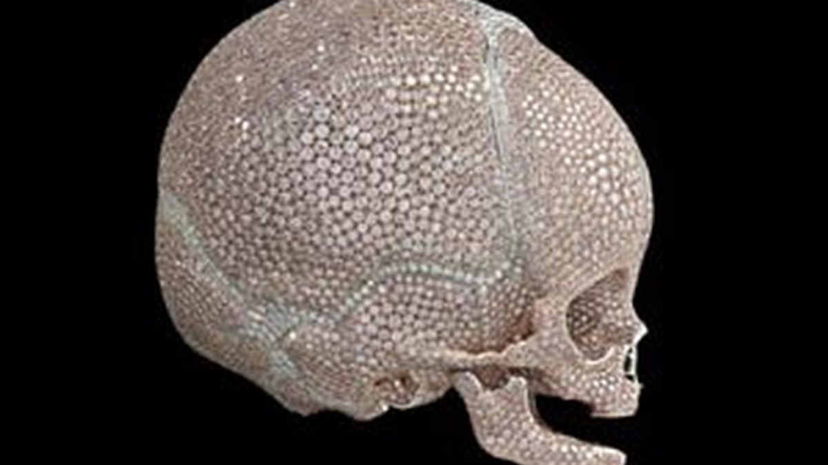 El cráneo del niño recubierto de diamantes rosas y blancos