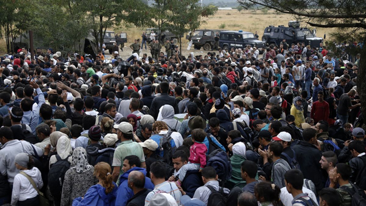 Los inmigrantes se agolpan en la frontera de Macedonia con Grecia