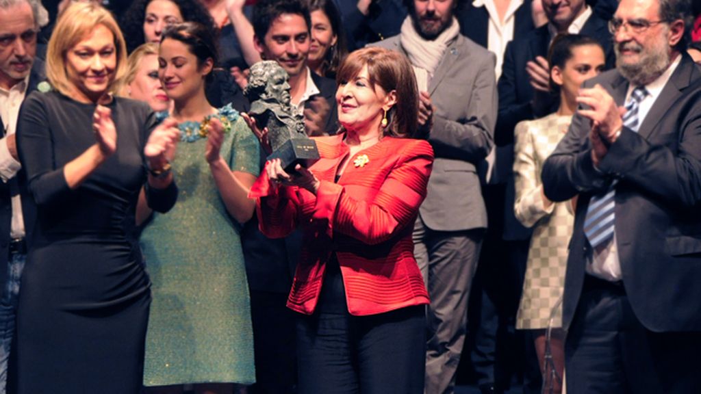 Concha Velasco con su Goya, al que lleva semanas haciendo hueco en su casa