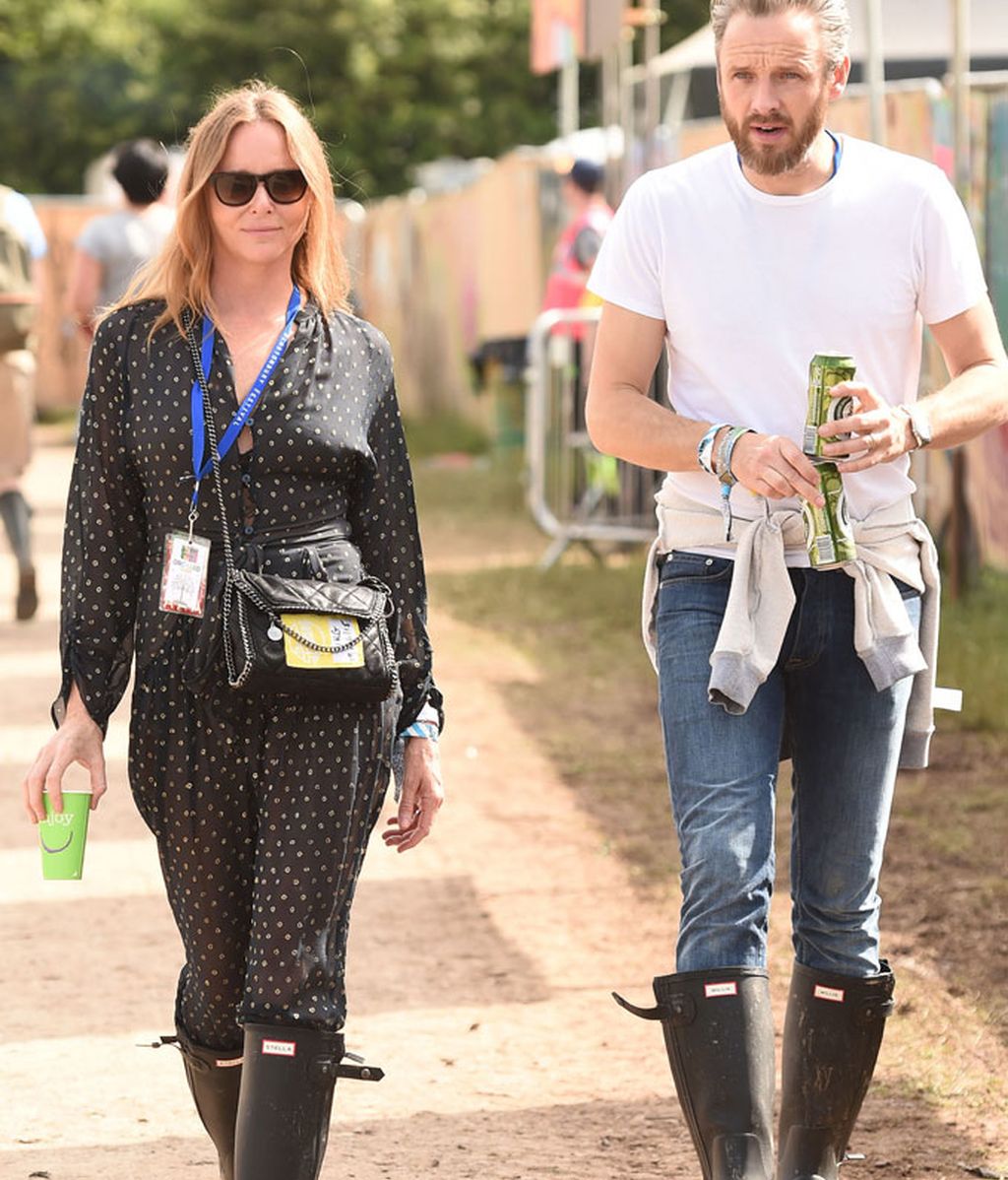 Stella McCartney paseando por el recinto de Worthy Farm
