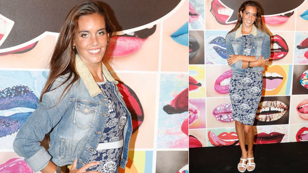 La nadadora Ona Carbonell con vestido estampado azul y blanco