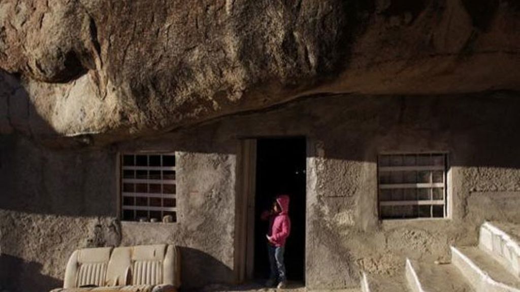 Casas y pueblos construidos bajo las piedras