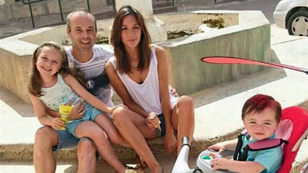 Se han hecho la foto de familia en la fuente del pueblo