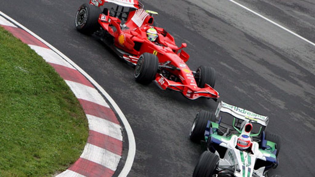 Rubens Barrichello (delante) y Felipe Massa durante la primera sesión de entrenamientos