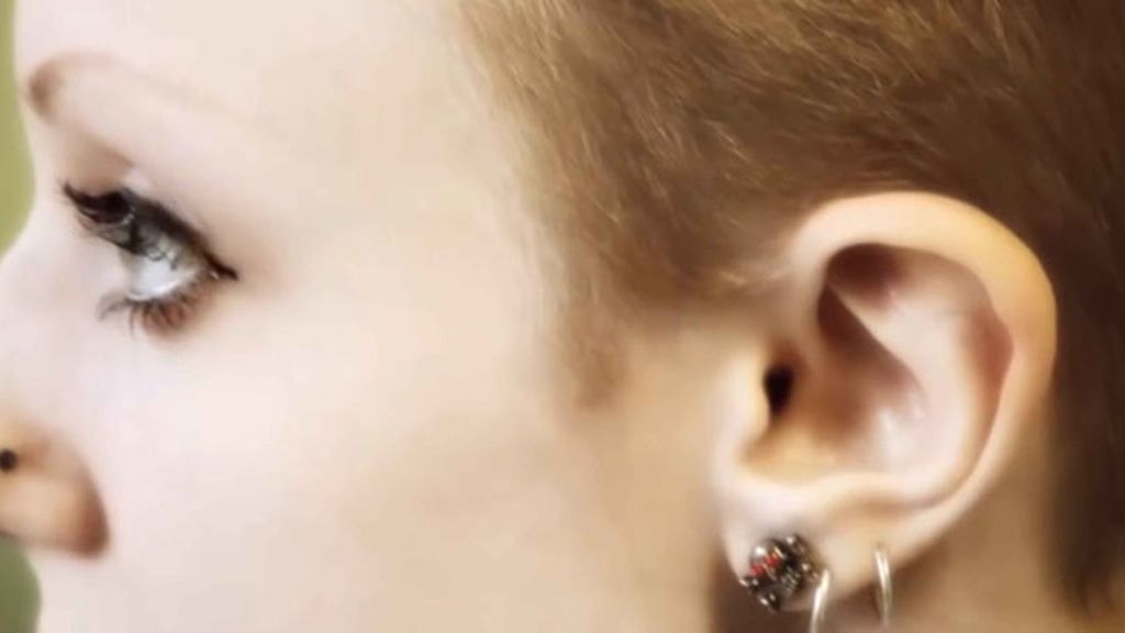 Se corta las orejas para parecer una Elfa