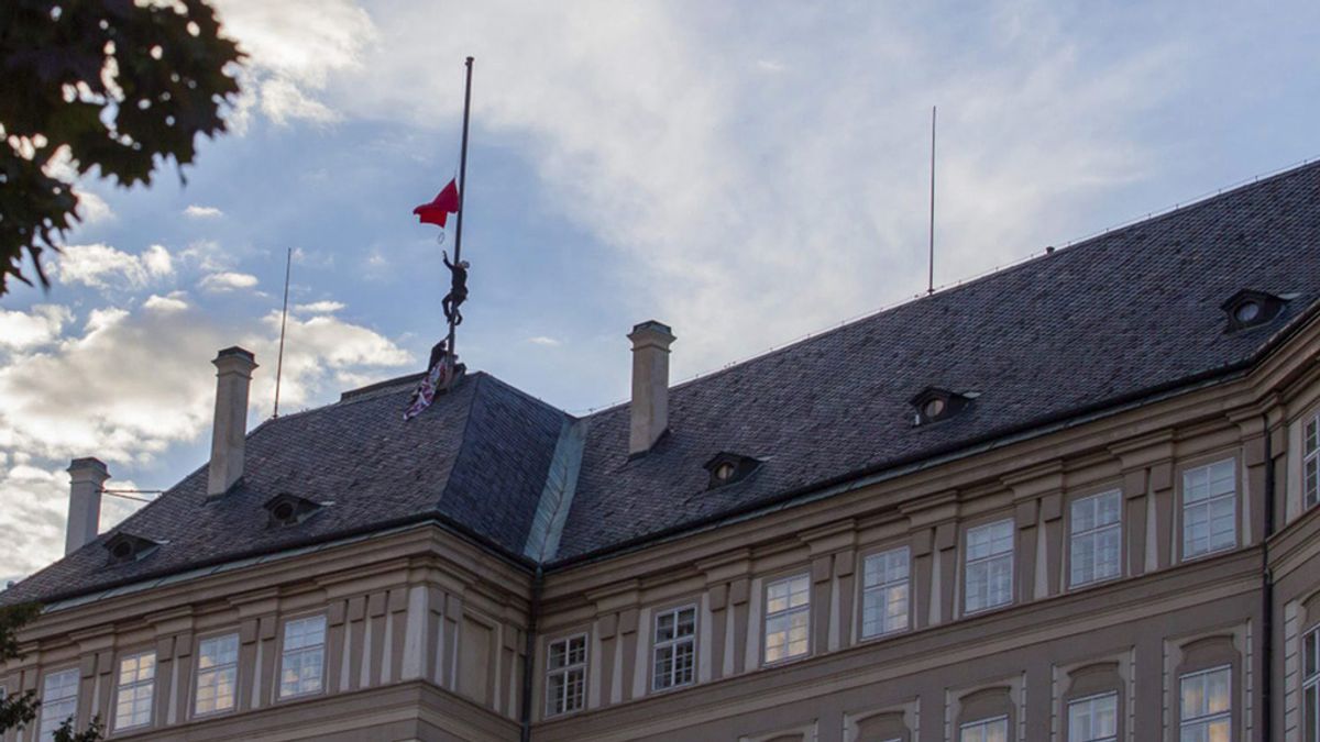 Detenido por cambiar la bandera checa por unos calzoncillos en el Castillo de Praga