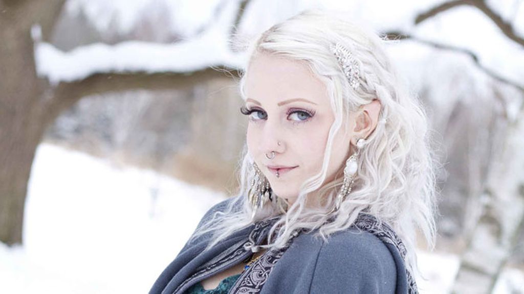 Se corta las orejas para parecer una Elfa