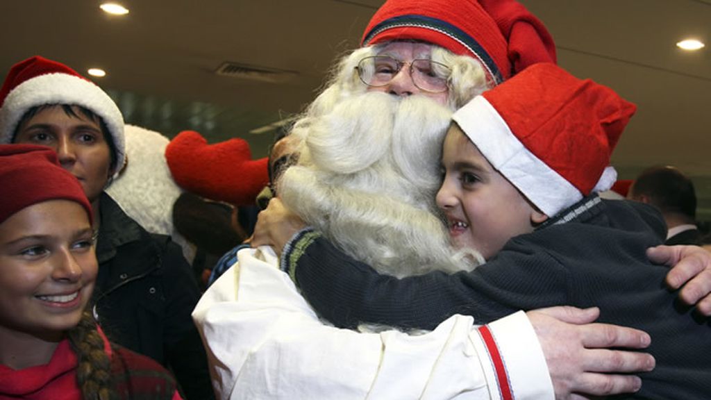 Papa Noel rodeado de niños cargados de ilusión