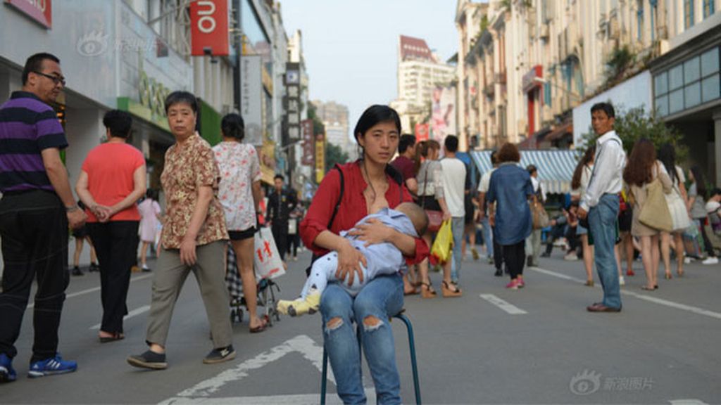 Miles de madres exigen una habitación, que no sea en los baños