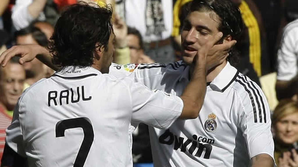 Raúl celebra con Higuaín el tanto marcado por el Madrid Raúl celebra con Higuaín el tanto marcado por el Madrid
