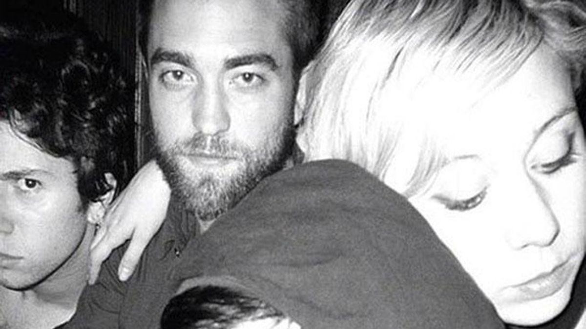 La misteriosa rubia de Robert Pattinson La misteriosa rubia de Robert Pattinson