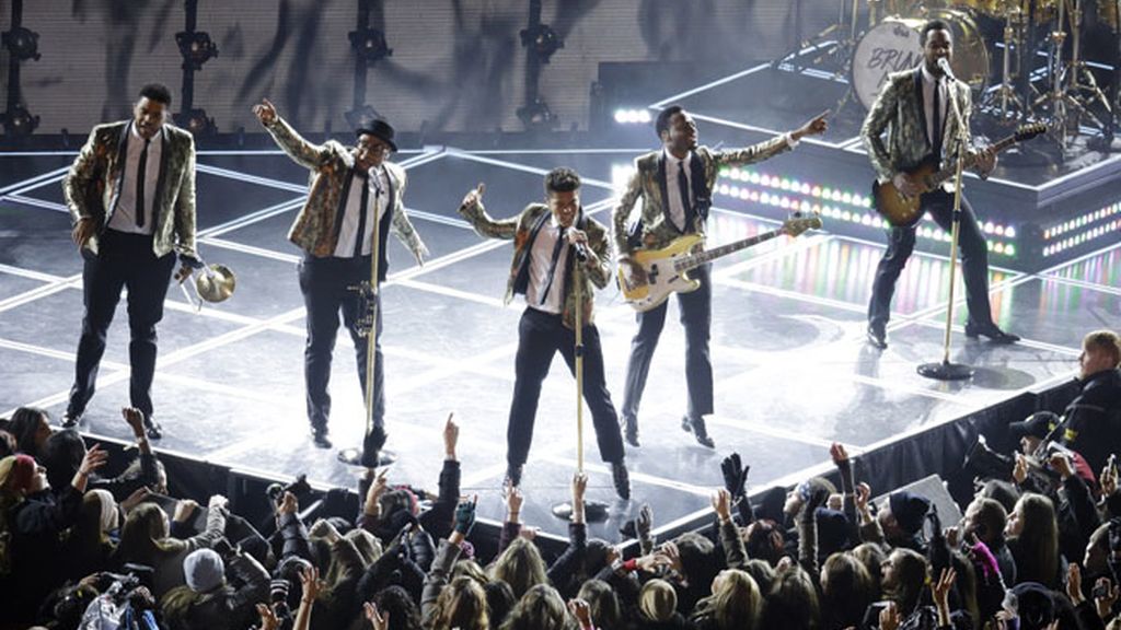 Kevin Costner y Hugh Jackman, bailan a ritmo de Bruno Mars en la Super Bowl