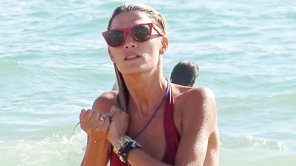 Laura Sánchez y su amiguísimo Sánchez, bronceándose en las playas de Cádiz