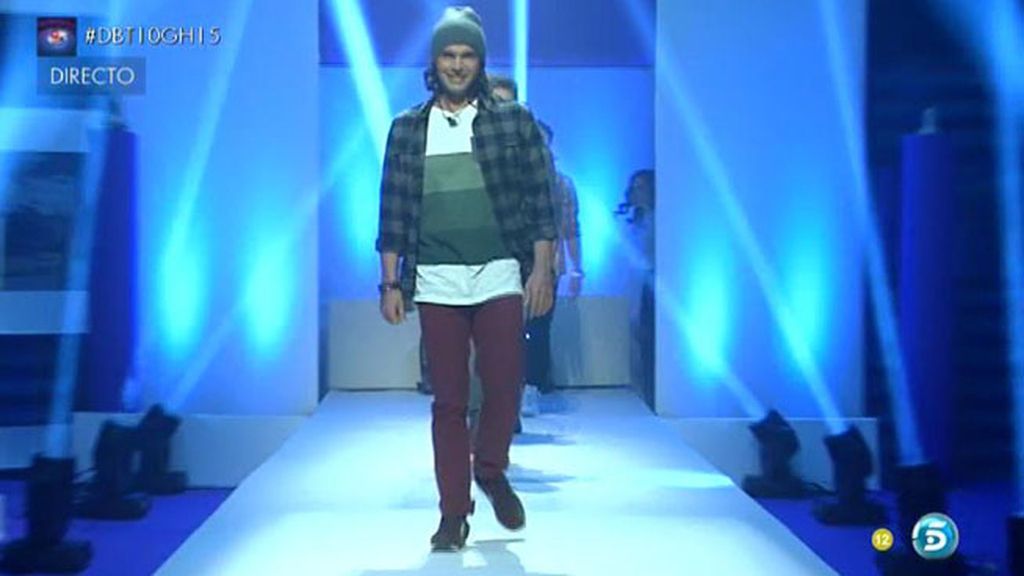 Los finalistas aplauden y piropean a los "modelos"