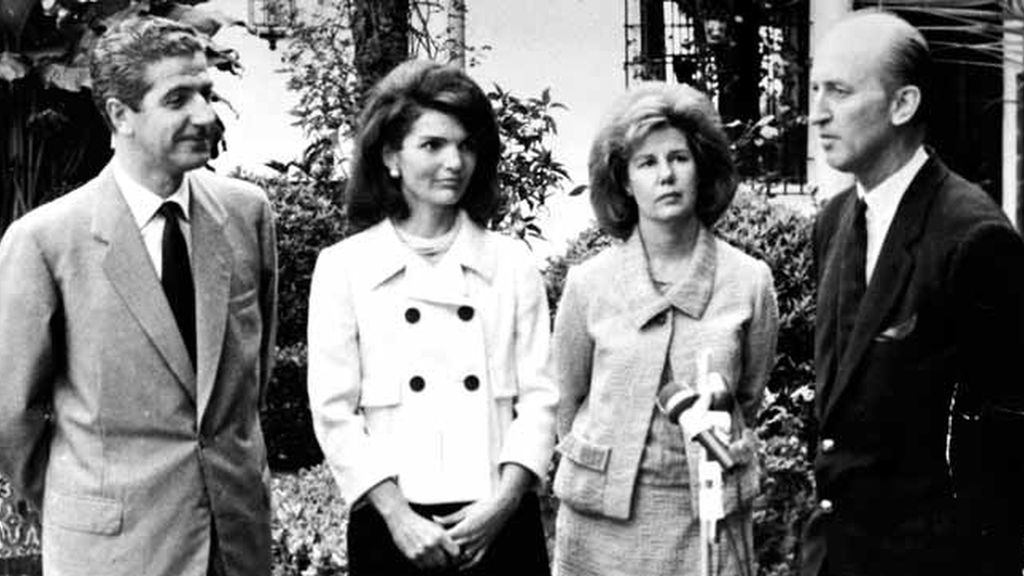 La duquesa de Alba y su marido, Luis Martínez de Irujo, con Jacqueline Kennedy en una visita a Sevilla en 1966