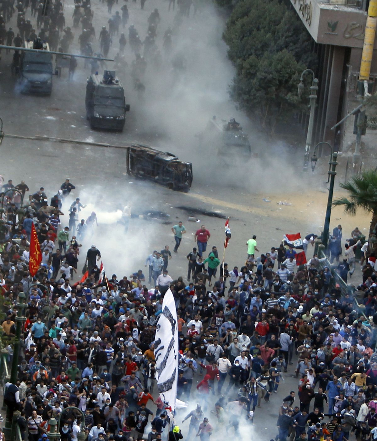 Las fuerzas de seguridad dispersan con gases lacrimógenos a los manifestantes de la plaza de Tahrir