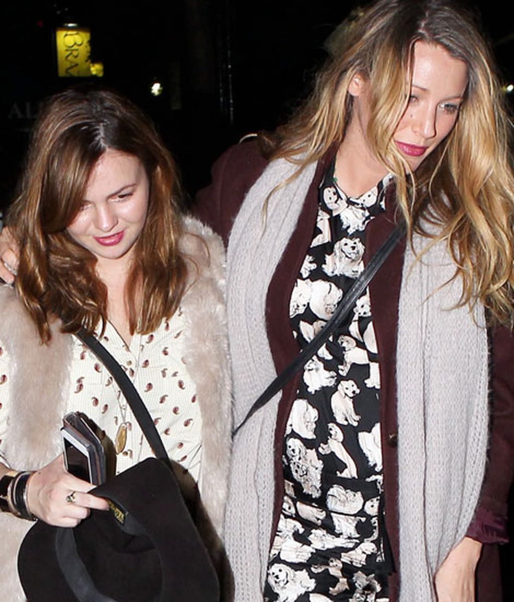 De gala, con abrigo étnico, con su chico, de blanco...