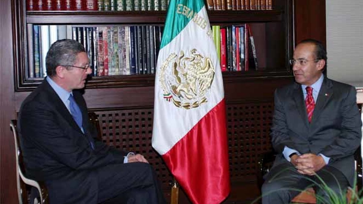 El alcalde de Madrid, Alberto Ruiz-Gallardón, junto a Felipe Calderón en su visita a México.