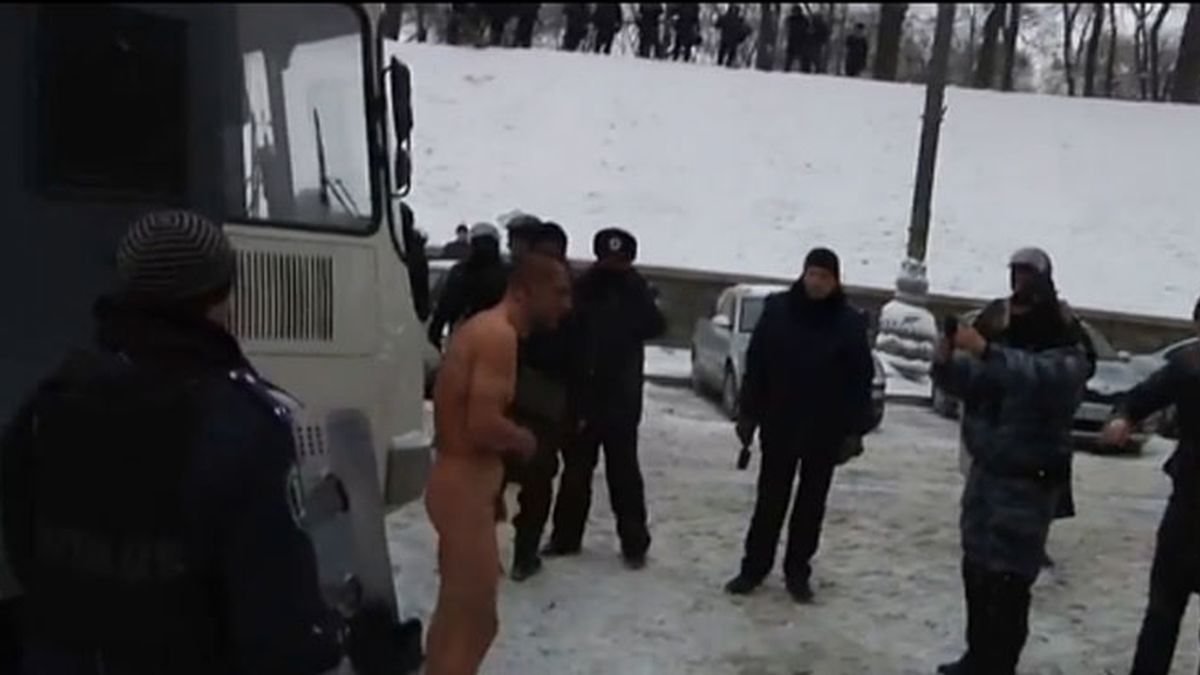 La Policía de Ucrania obliga a un detenido a desnudarse bajo la nieve