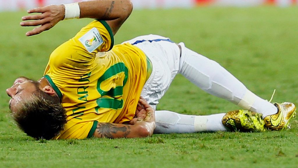 El '10' de Brasil acabó siendo retirado por lesión