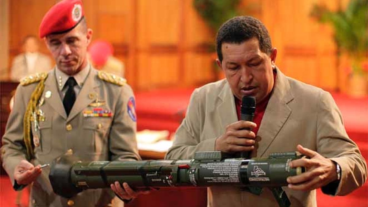 Chávez enseña un arma