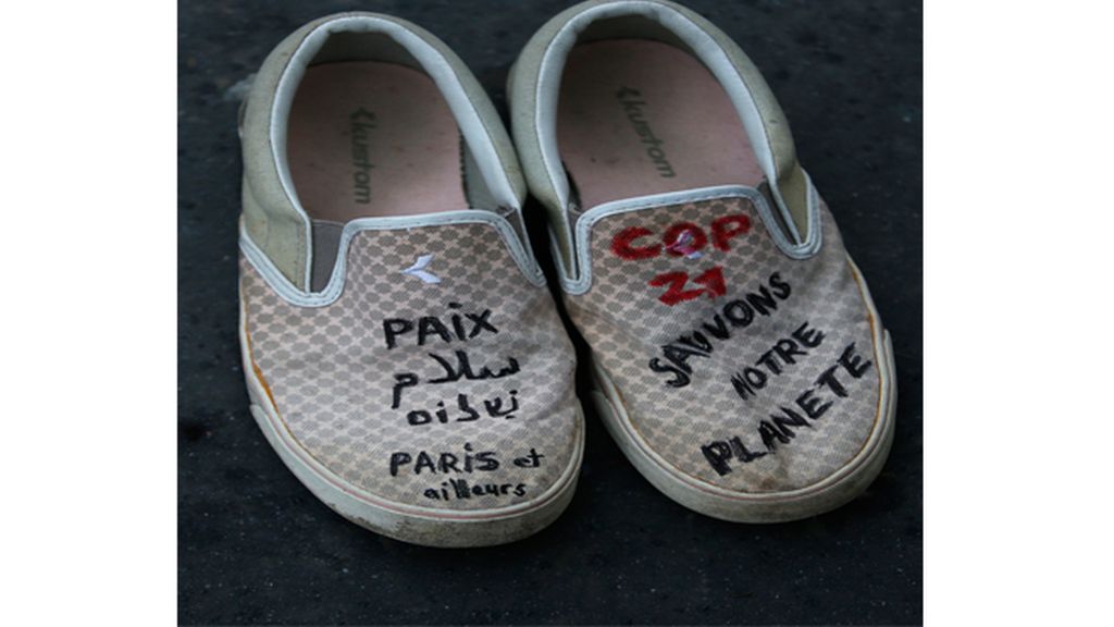 Miles de zapatos en la marcha simbólica por el clima en París