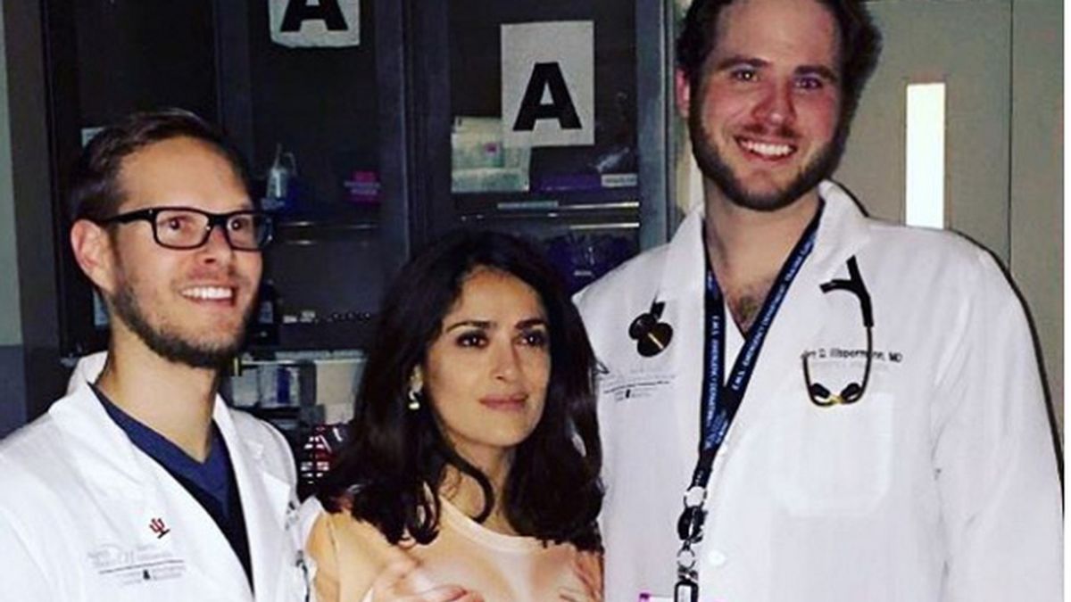 Salma Hayek con su 'curioso' vestido en el hospital